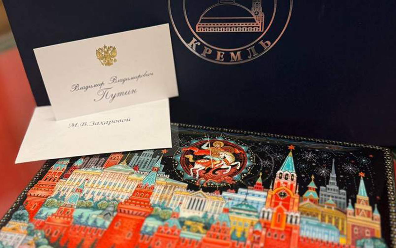 putinin-ona-ad-gununde-ne-hediyye-etdiyini-paylasdi