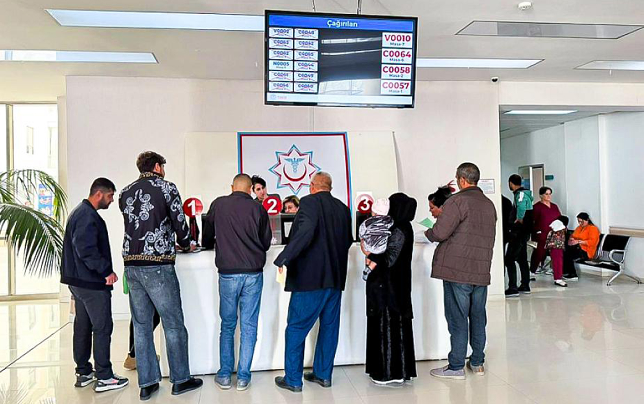 xestexanalarda-elektron-novbe-sisteminin-tetbiqi-gecikir