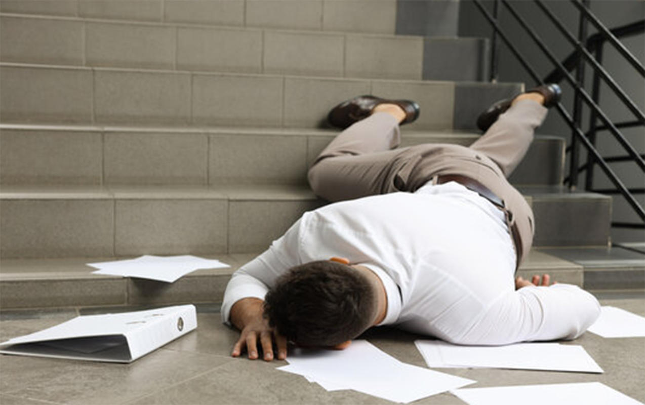 asan-xidmetde-muhafizeci-ile-elbeyaxa-olub-pillekenden-yixildilar