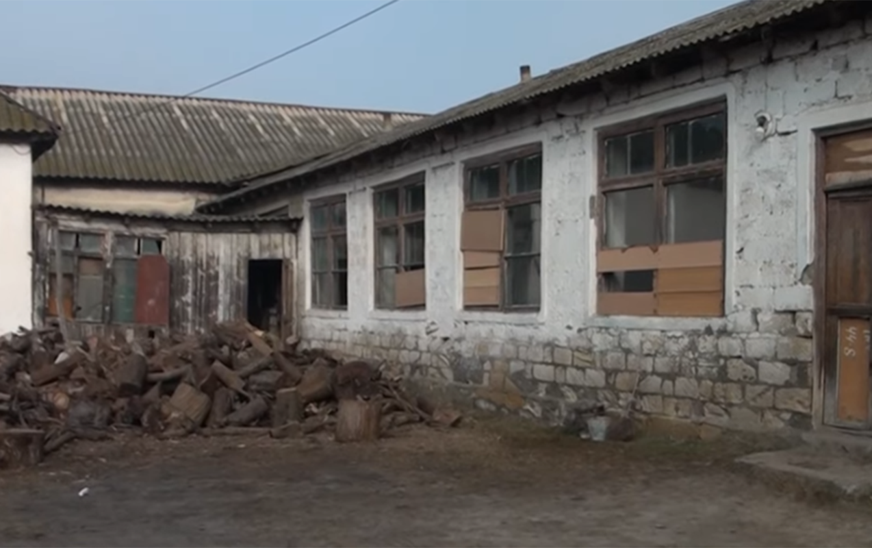 mektebin-penceresinde-suse-yoxdur-kartonla-ortulub