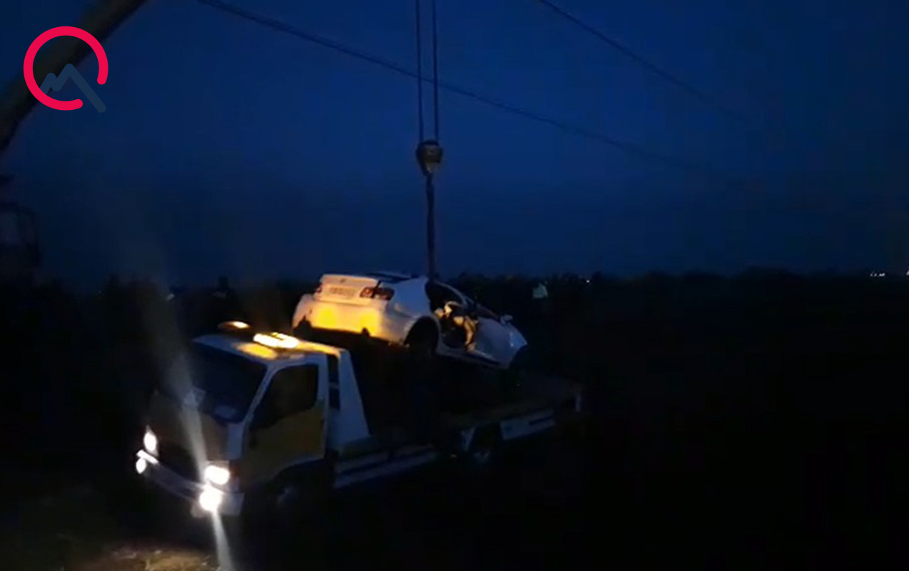 toya-gedirdiler-avtomobilleri-kanala-dusdu