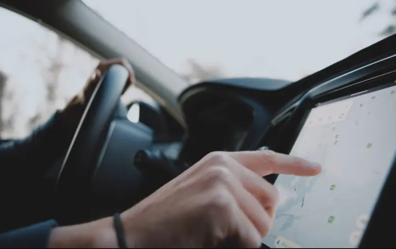 avtomobillerde-sensorlu-ekranlarla-bagli