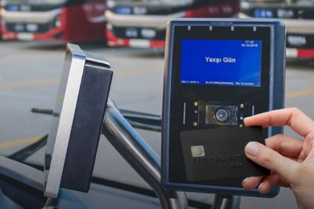 artiq-butun-avtobuslarda-bank-kartlari-ile-odenis-mumkundur