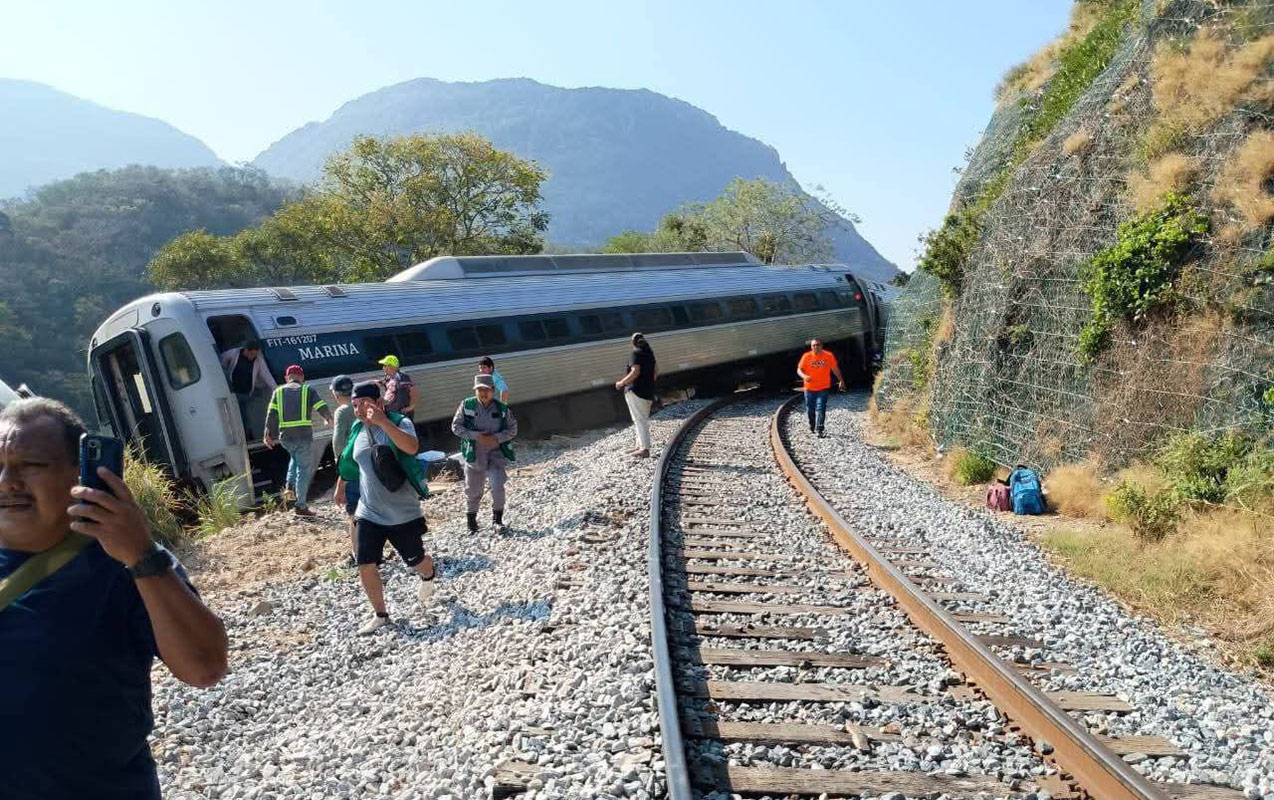 meksikada-sernisin-qatari-relsden-cixdi