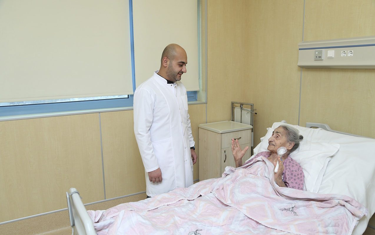 90-yasli-qadin-yuksek-riskli-emeliyyat-olundu-veziyyeti-stabildir