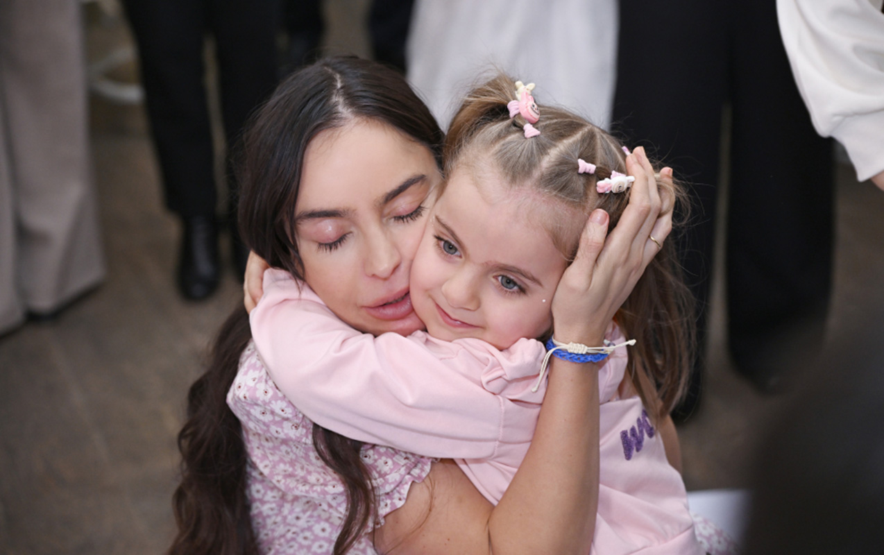 leyla-eliyeva-onlara-goyercinin-xususi-buraxilisini-hediyye-etdi
