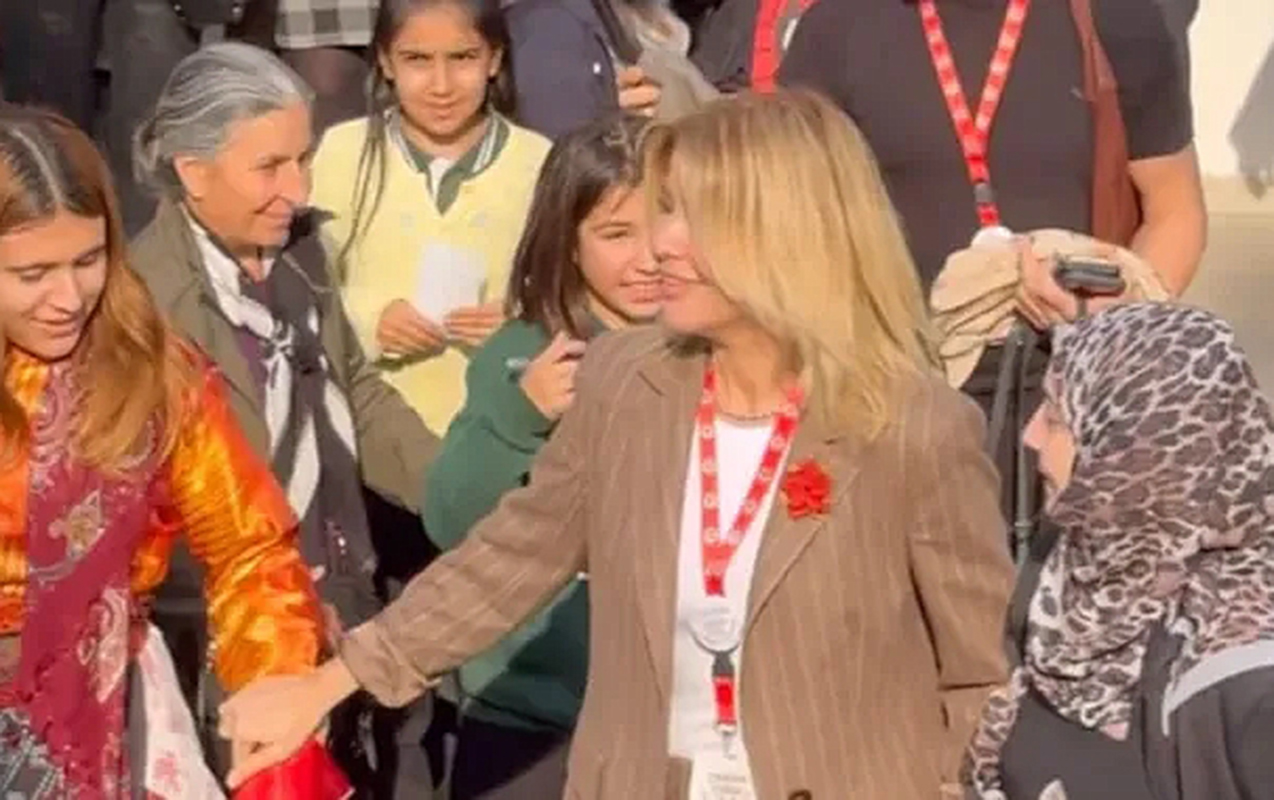 hicabli-qadinin-elini-tutmamasi-gundem-oldu