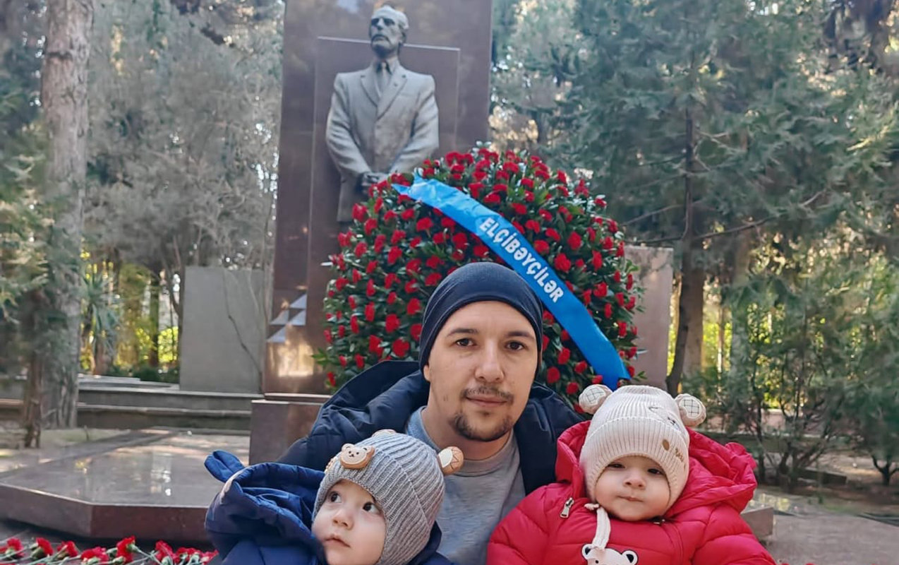 ekiz-neveleri-elcibeyin-mezari-basinda