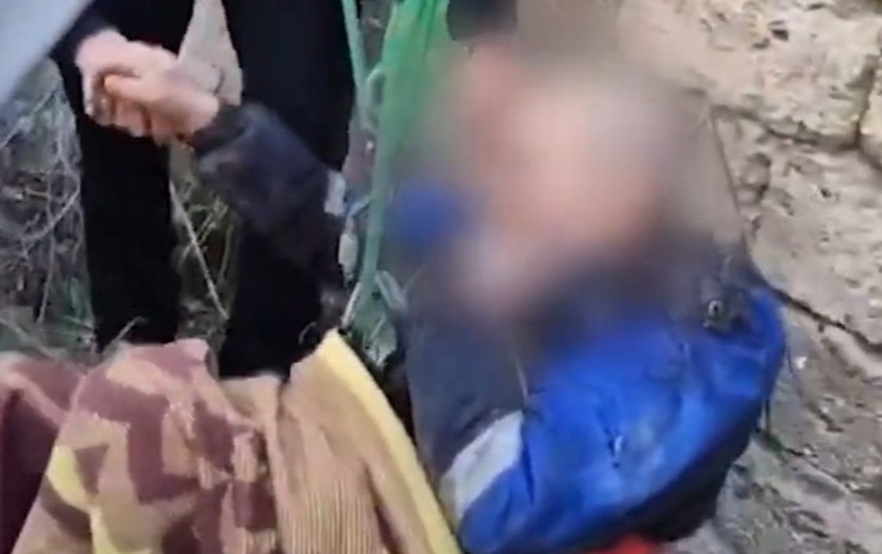 5-metrlik-quyuya-dusen-yasli-kisi-bele-xilas-edildi