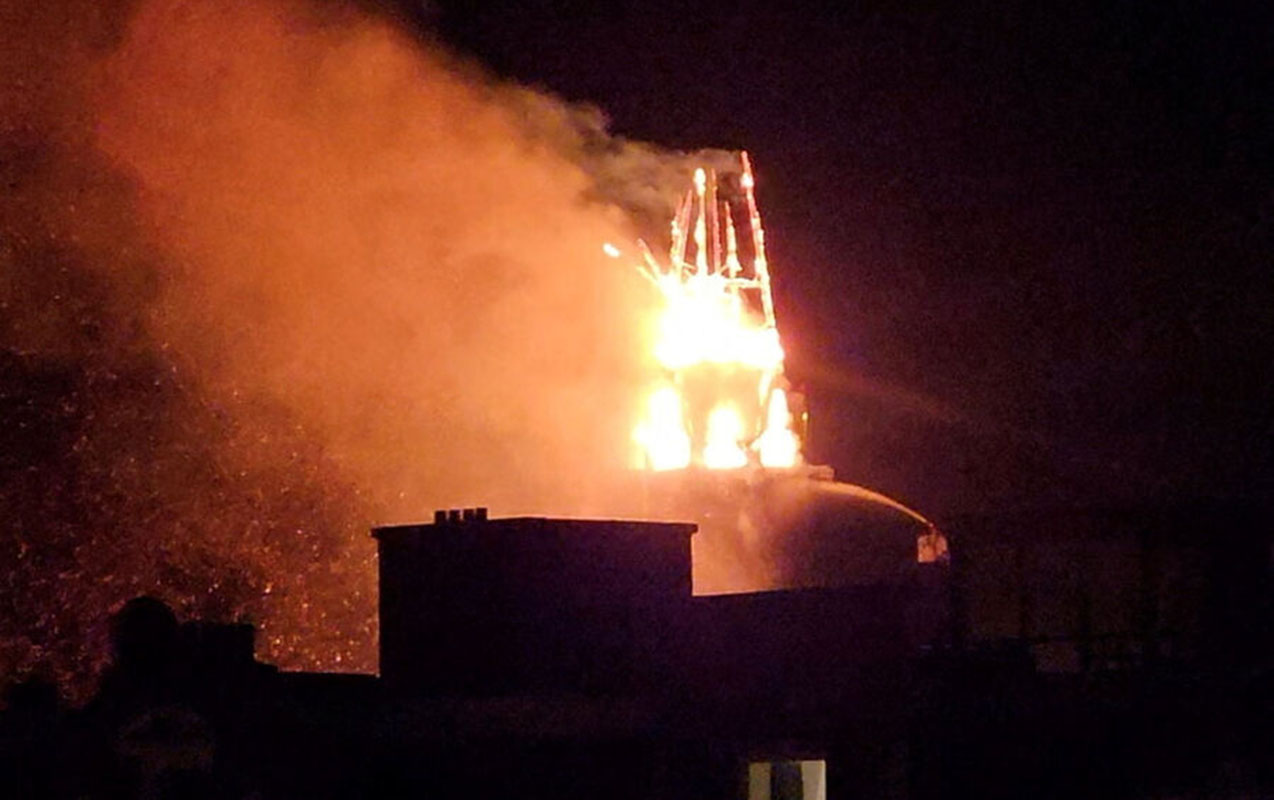 amsterdamda-150-illik-kilse-yeni-il-gecesi-yandi