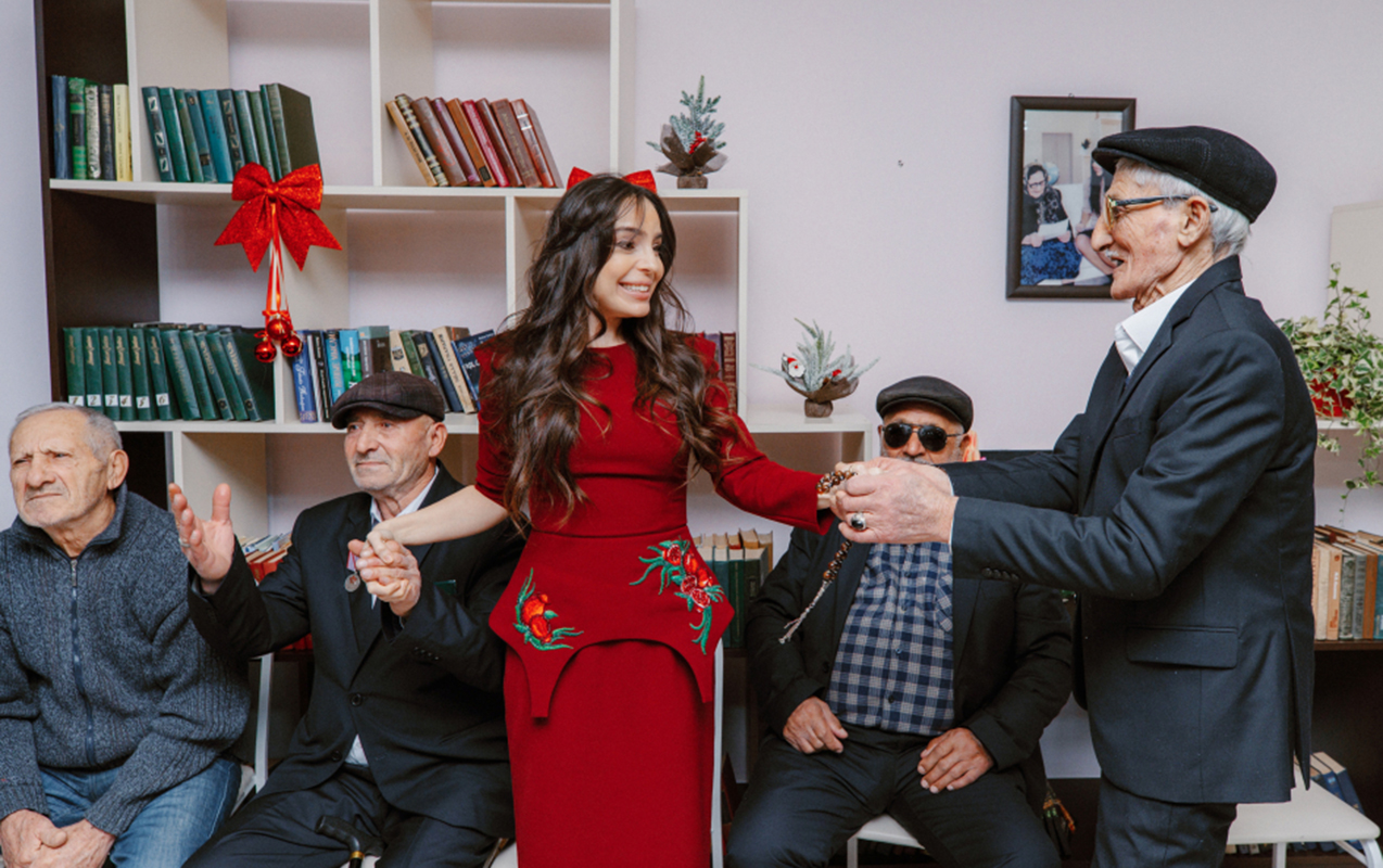 prezidentin-qizlari-ahil-sexslerle-yeni-il-sufresinde