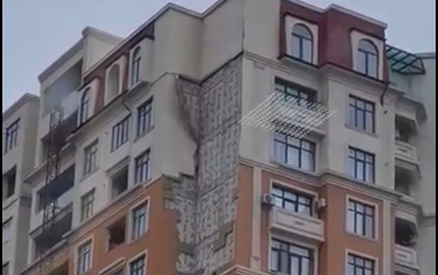 nerimanovda-binanin-fasadi-ucub-yere-tokuldu