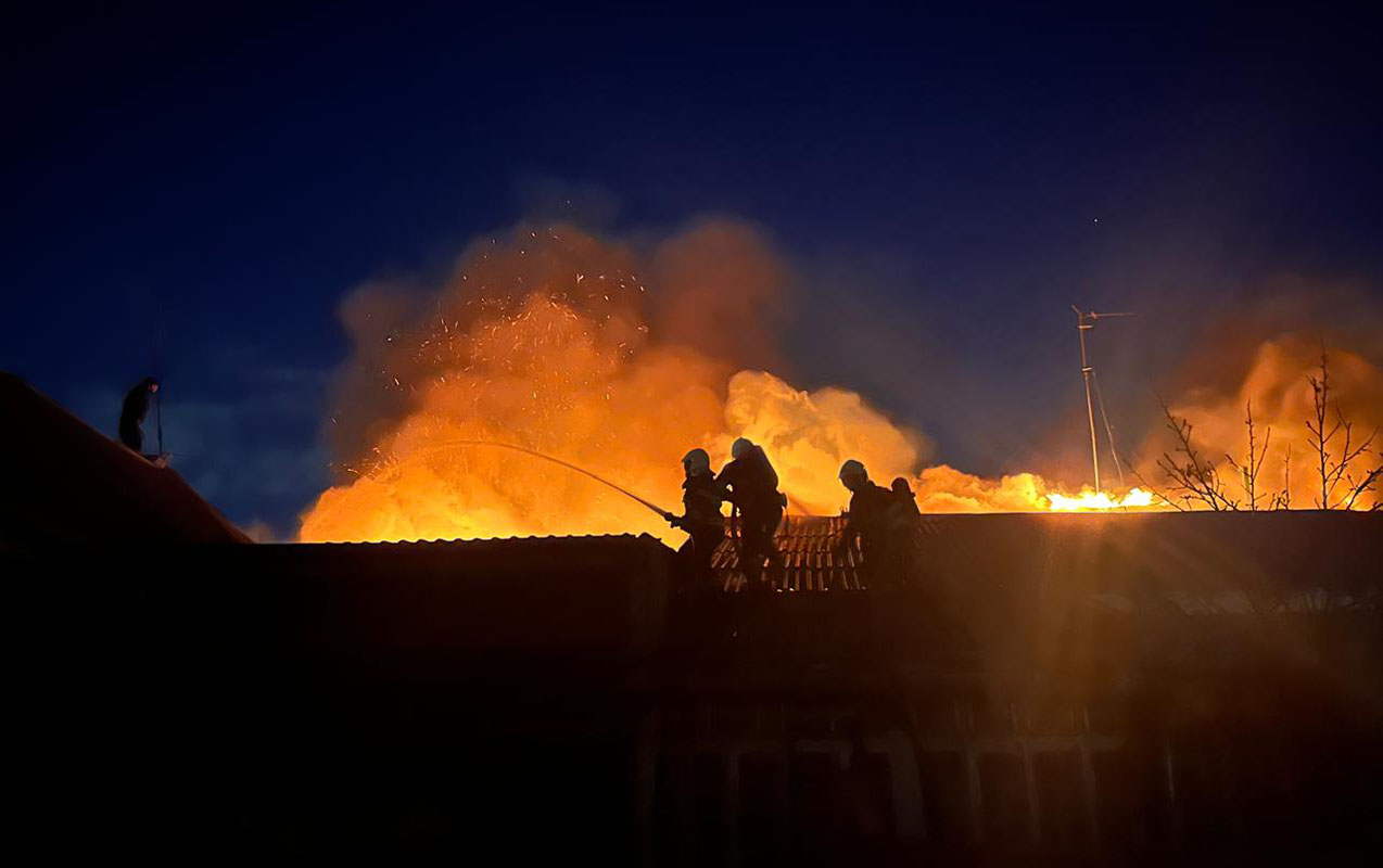 gencede-bitisik-evler-yandi