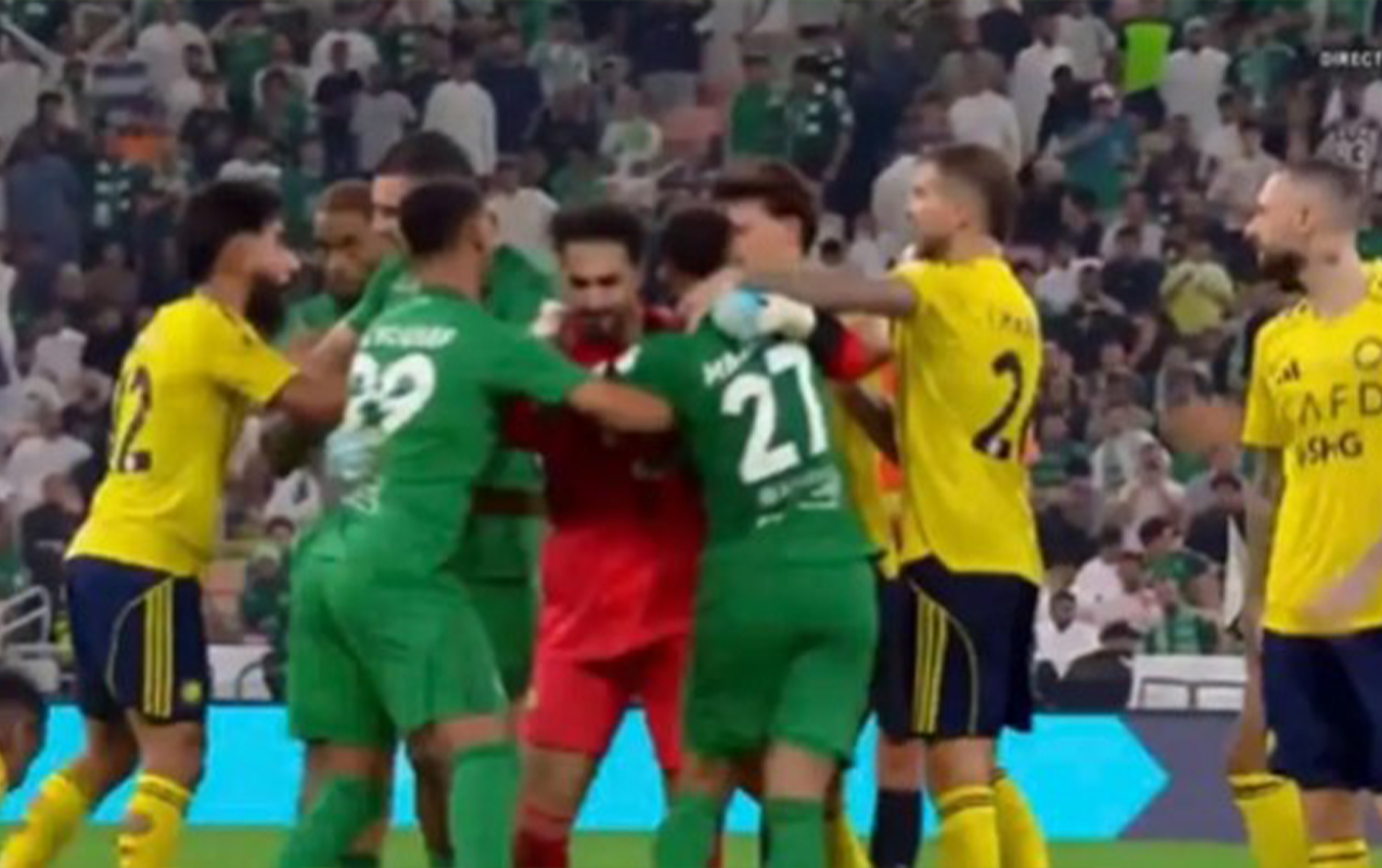 ulduz-futbolcuya-sille-vurdular-ara-qarisdi