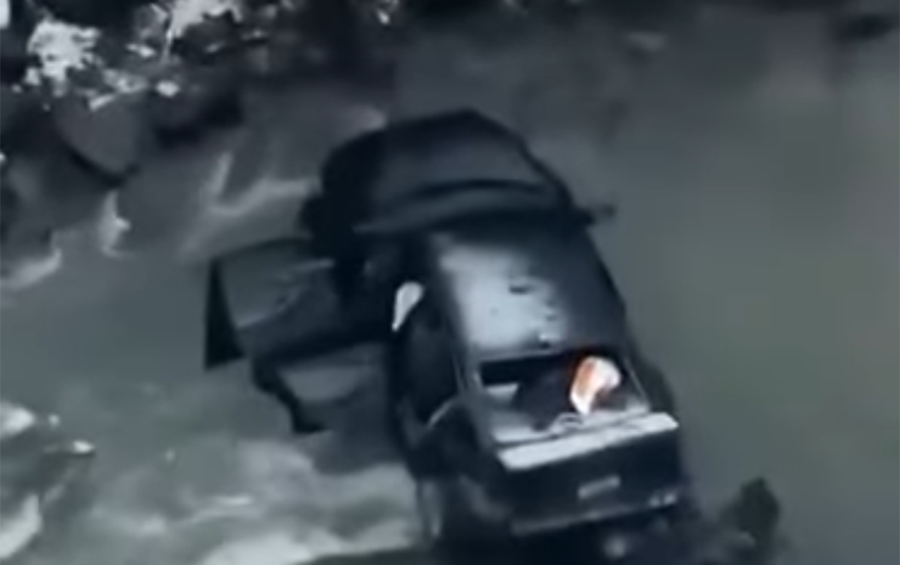 buzlu-yolda-surusen-masin-caya-asdi