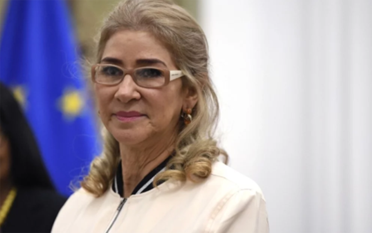 maduronun-heyat-yoldasi-mehkeme-iclasina-alninda-sargi-ile-cixib