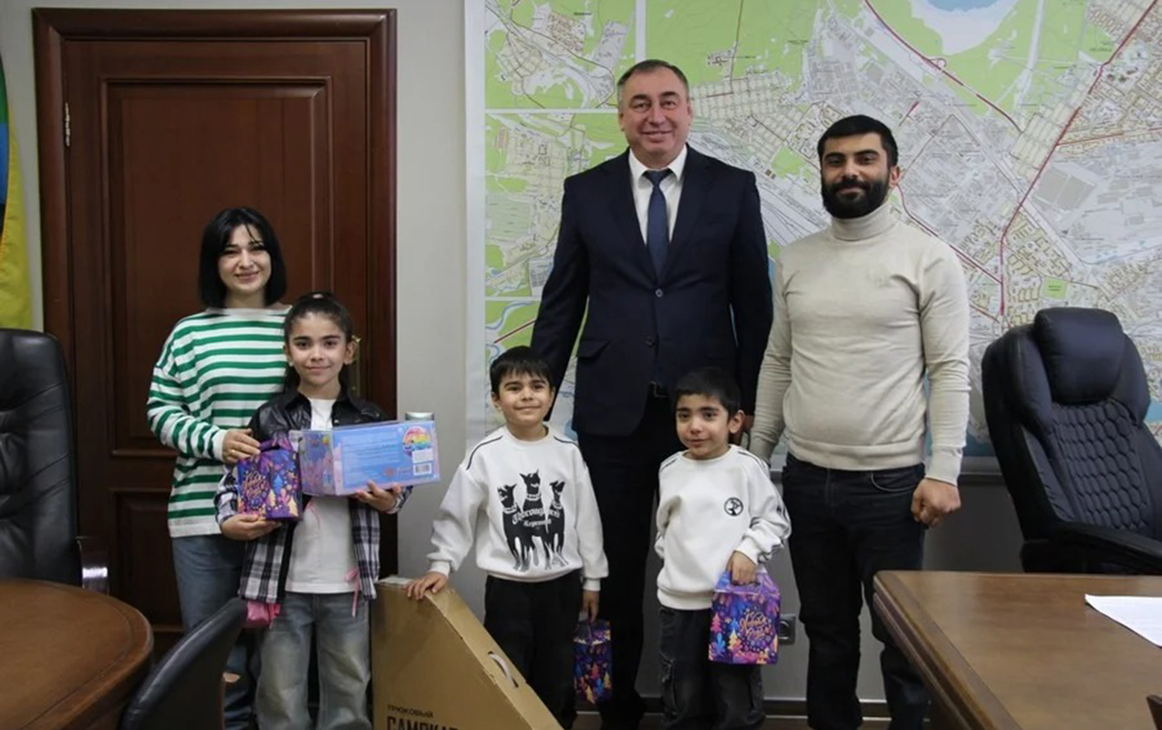 azerbaycanli-aileye-hediyyeler-vermesi-qalmaqala-sebeb-oldu