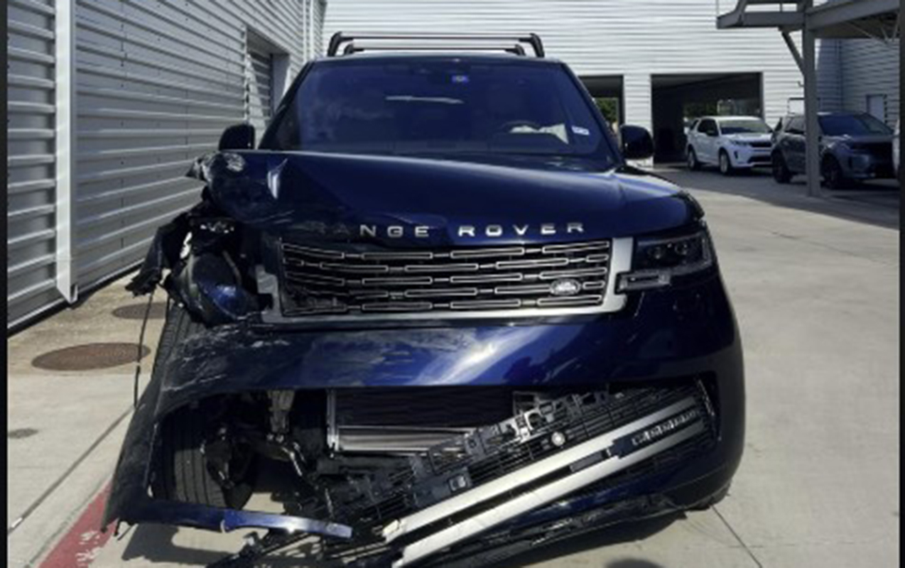 xirdalanda-range-roverin-suseleri-ve-isiqlari-sindirildi