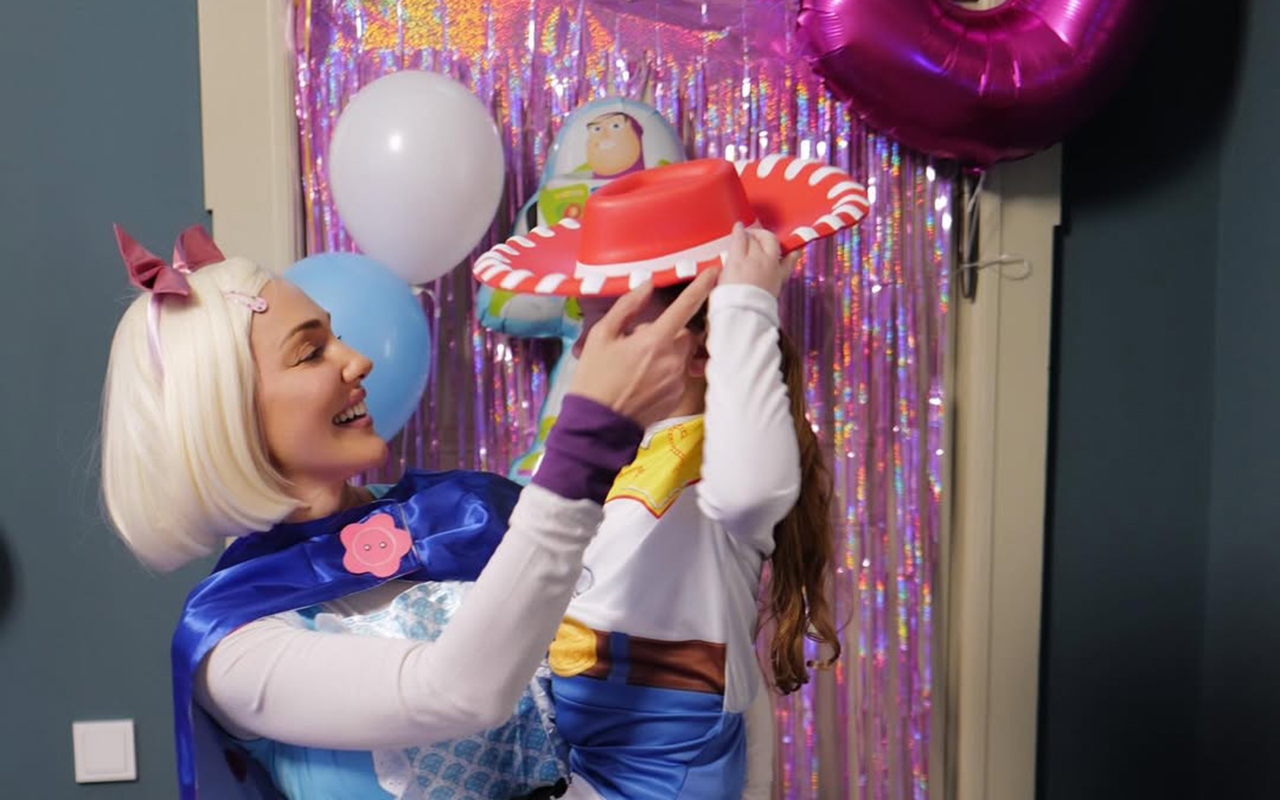 qizinin-ad-gununde-ailesi-ile-bu-obrazlara-girdi