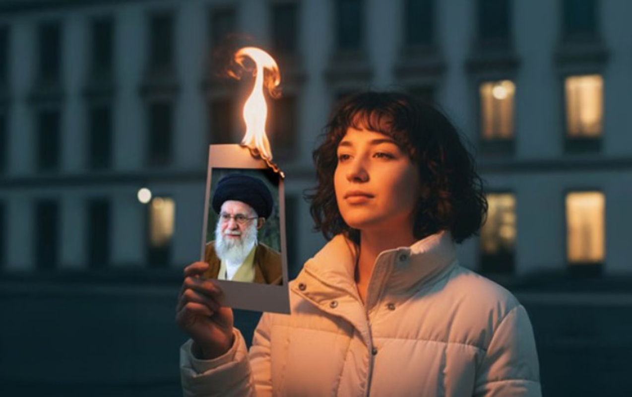 iranli-qadinlarin-xameneinin-fotosuna-qarsi-etdiyi-hereket-viral-oldu