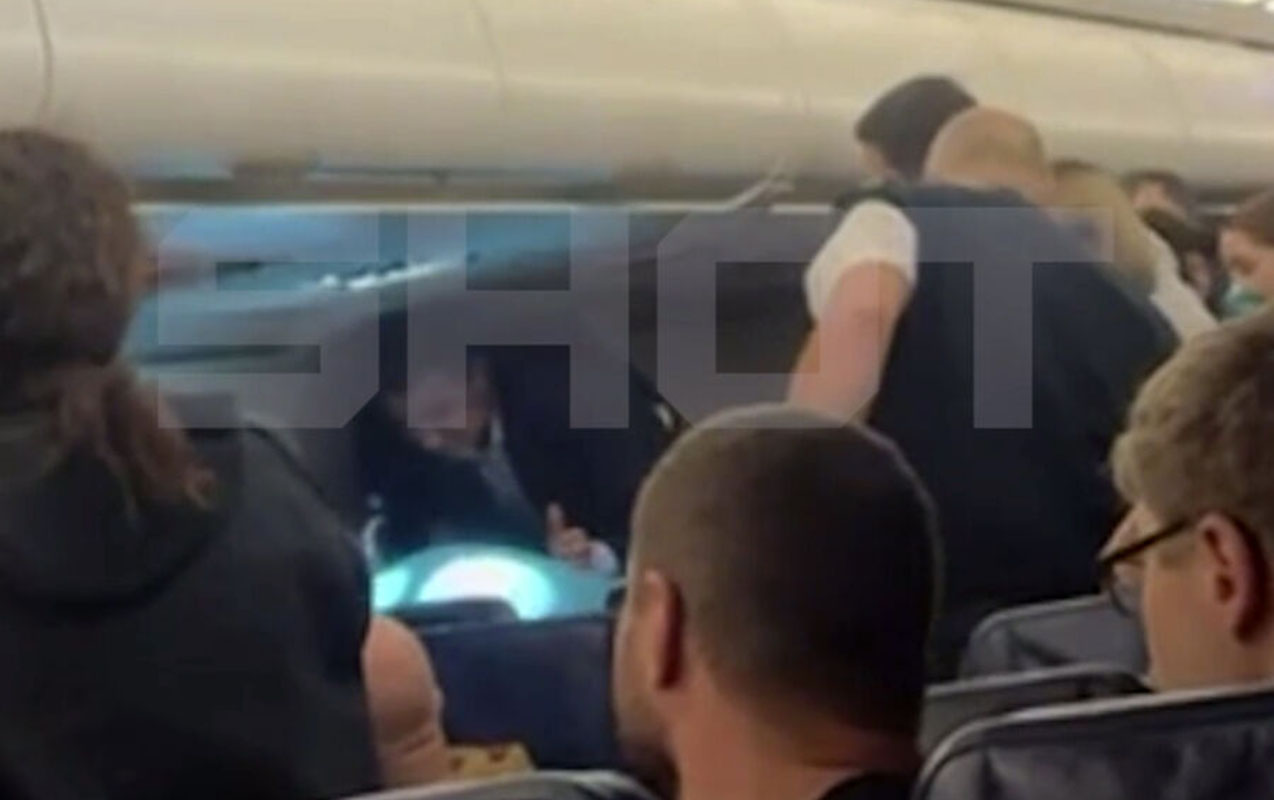 moskva-irevan-reysinde-sernisinin-cantasi-alisib-yandi