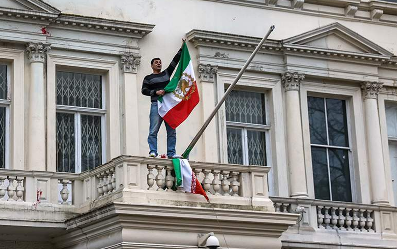 londondaki-sefirliyin-binasi-uzerindeki-iran-bayragini-deyisdirdi