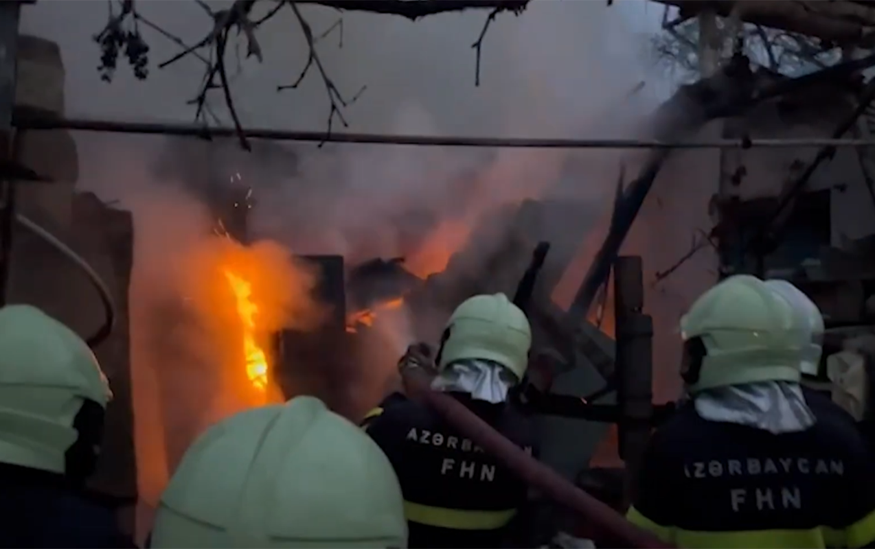 qazaxda-komekci-tikilide-yangin