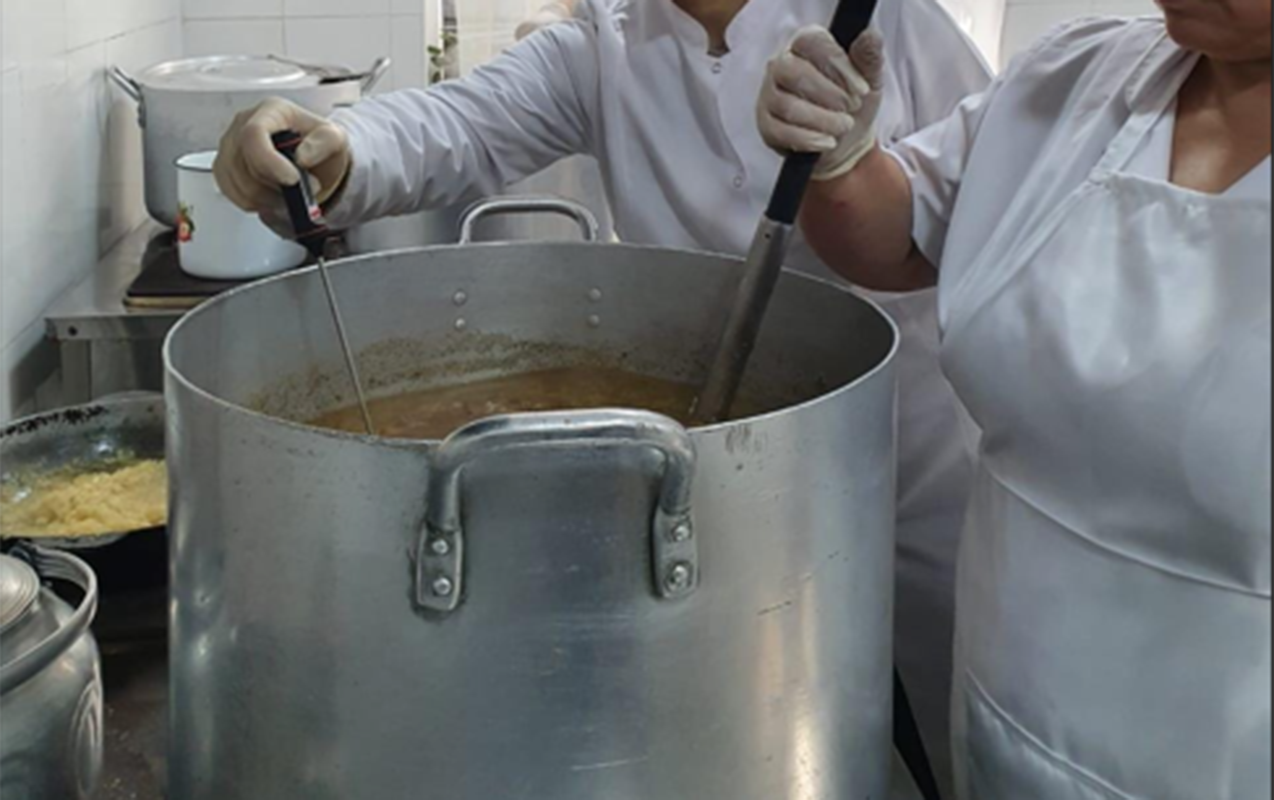 o-bagcada-usaqlara-yemeyi-iscilerin-analari-bisirir