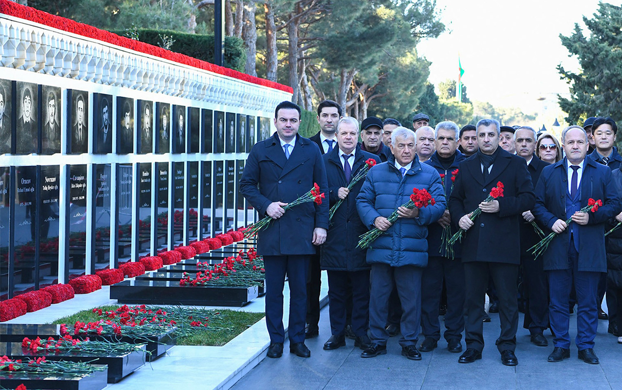 bmu-nun-kollektivi-sehidler-xiyabanini-ziyaret-etdi