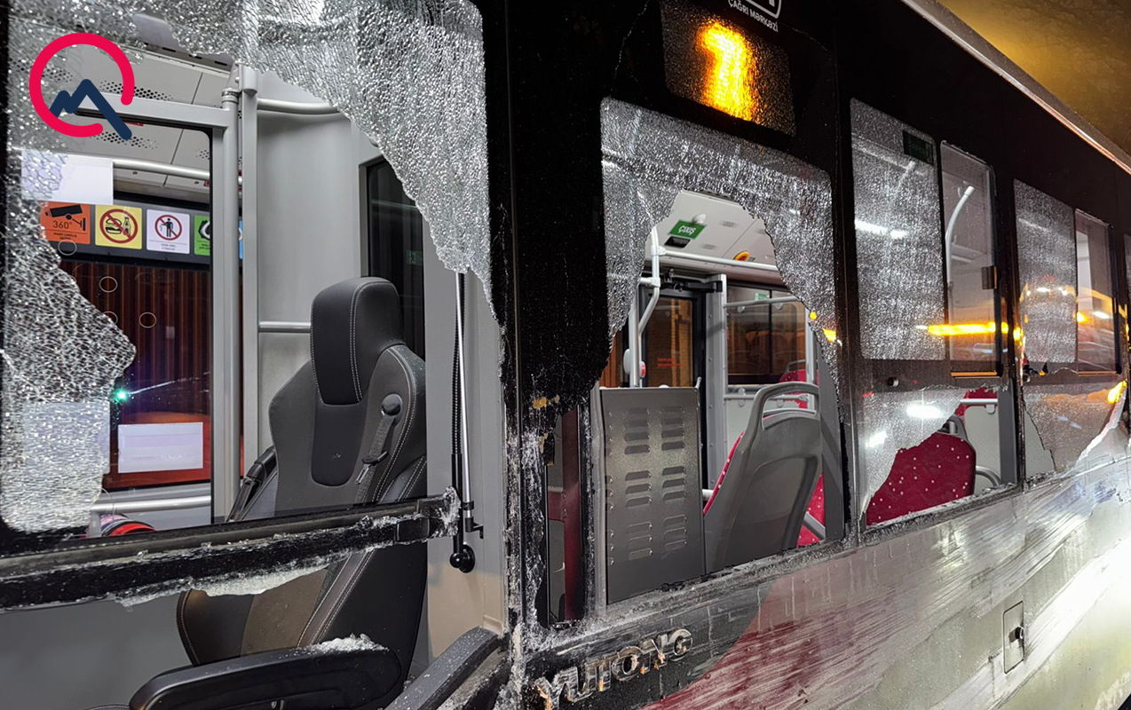 sernisin-avtobusu-yuk-masini-ile-toqqusdu