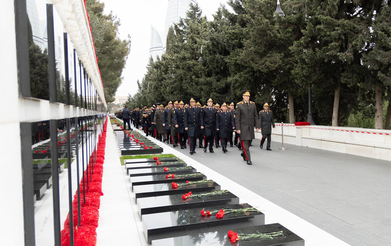 din-in-sexsi-heyeti-sehidler-xiyabanini-ziyaret-etdi