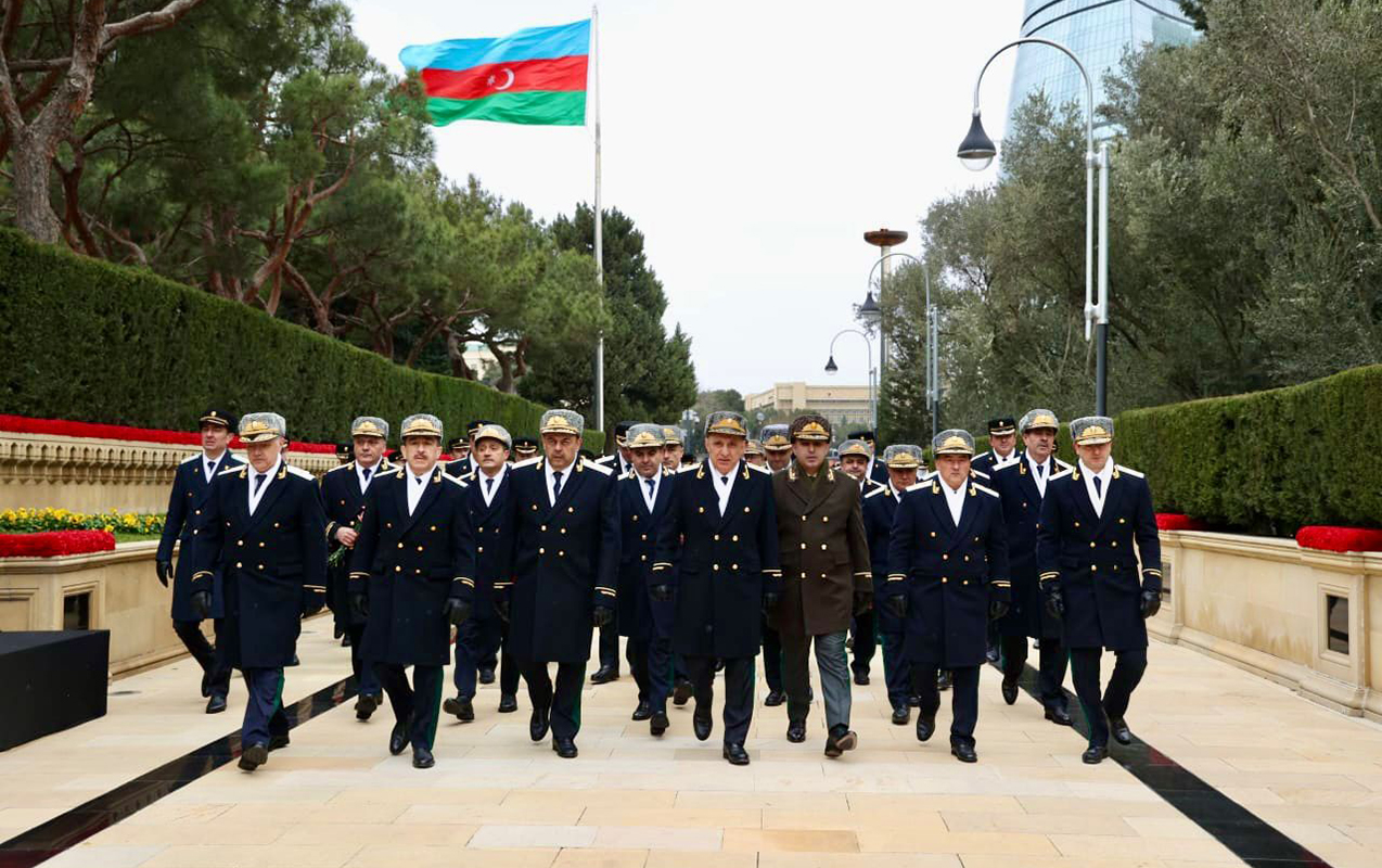 bas-prokurorlugunun-kollektivi-sehidler-xiyabanini-ziyaret-etdi