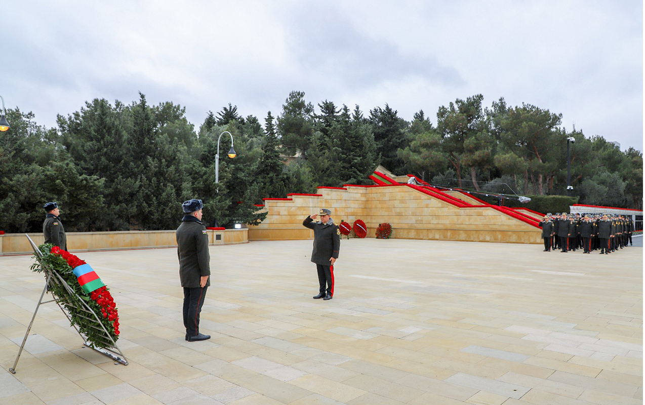 dovlet-xidmetinin-rehberliyi-sehidler-xiyabanini-ziyaret-etdi