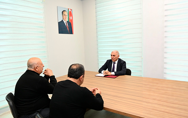 vuqar-ehmedov-vetendaslari-qebul-etdi