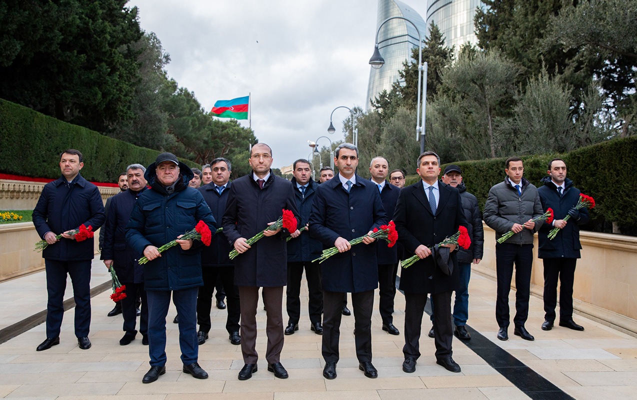 ady-rehberliyi-sehidler-xiyabanini-ziyaret-etdi