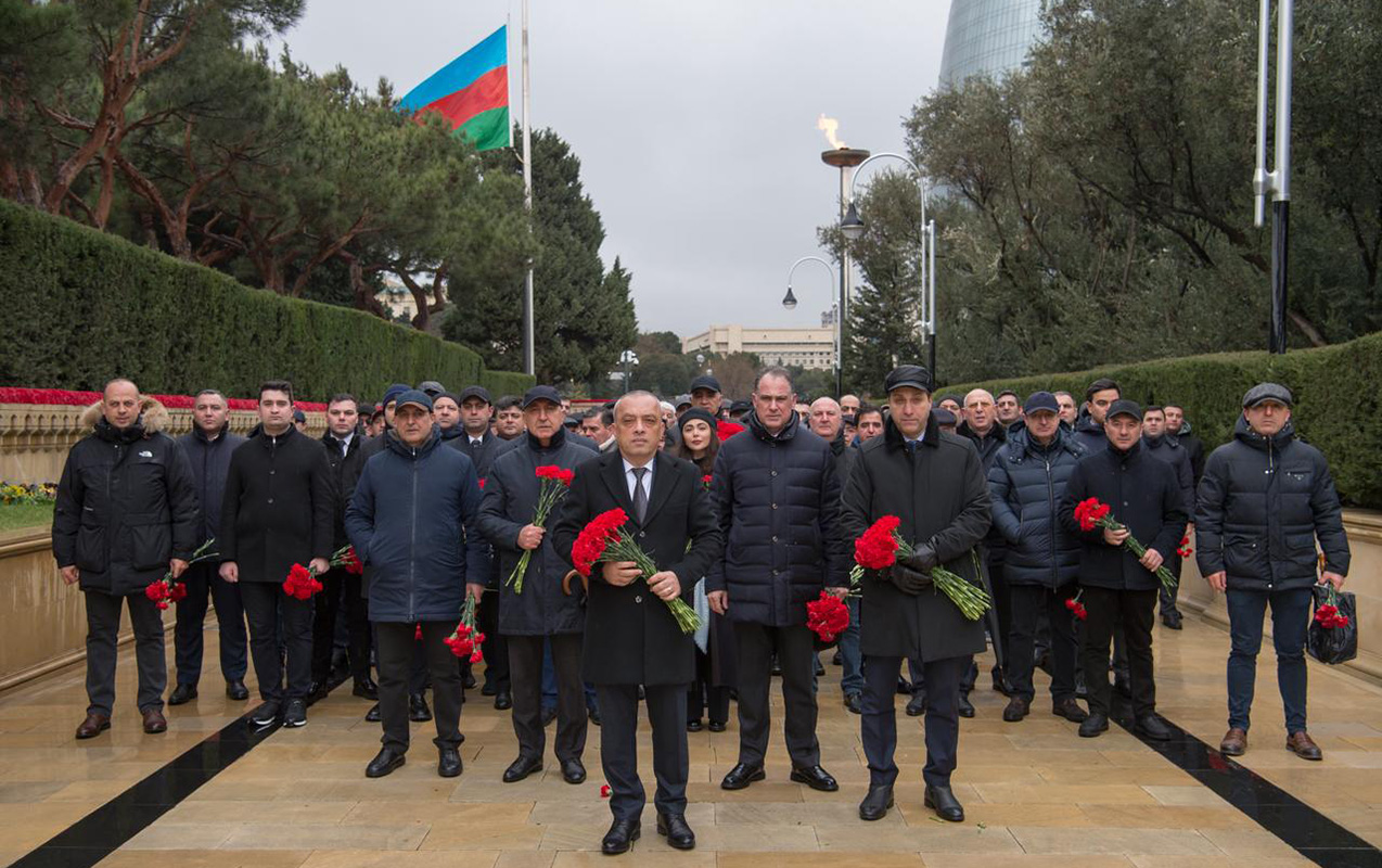 adsea-nin-kollektivi-sehidler-xiyabanini-ziyaret-etdi