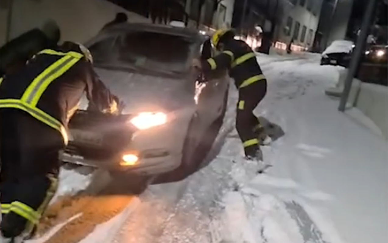 xankendi-ve-kerkicahanda-masinlarda-komeksiz-qalanlar-xilas-olundu