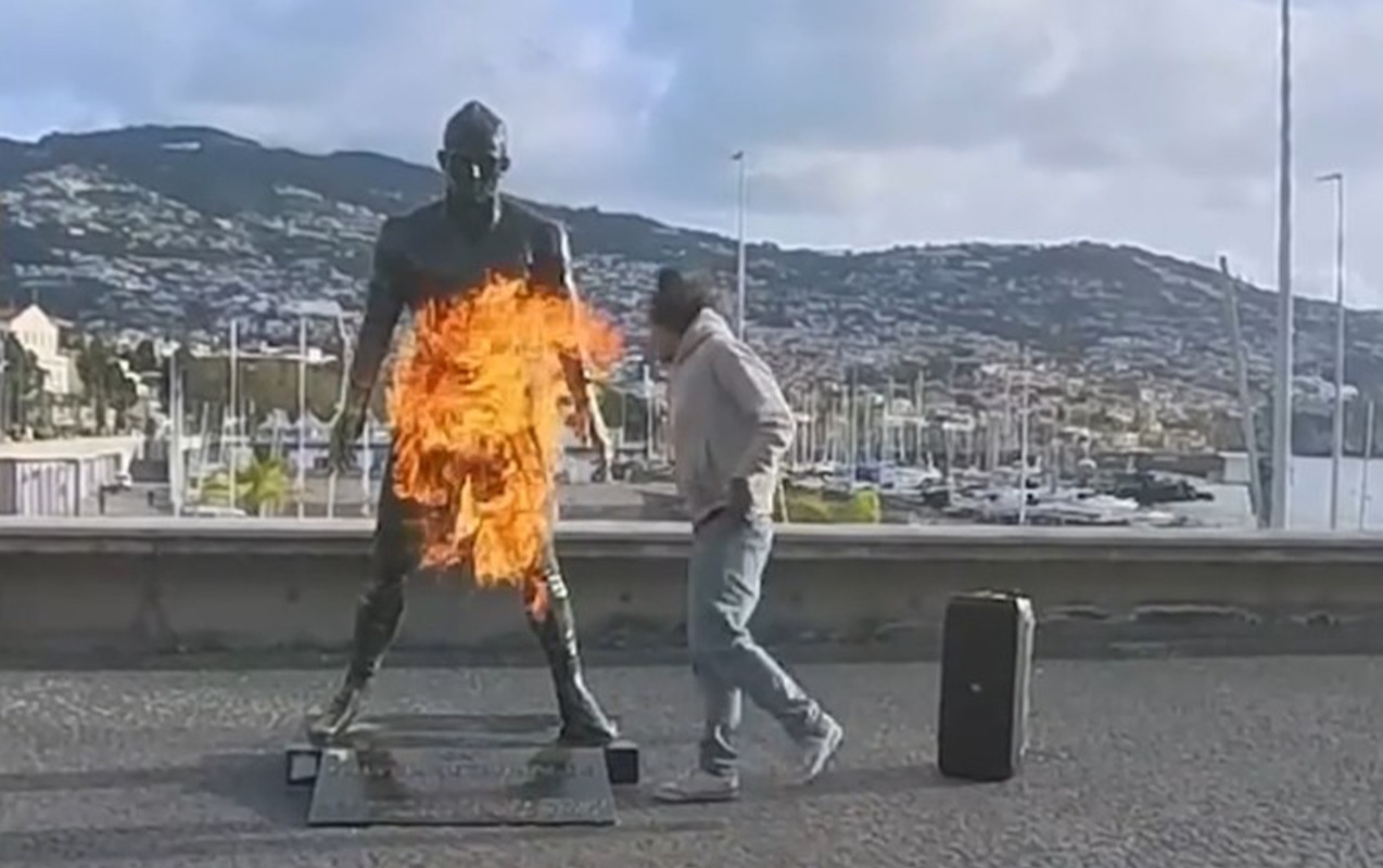 ronaldonun-heykelini-yandirdilar