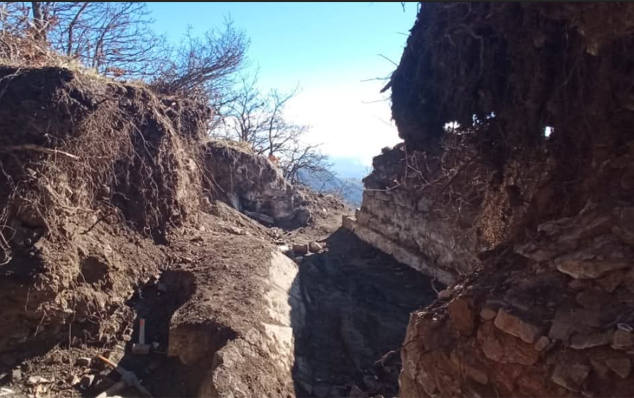 ismayillida-define-tapmaq-ucun-qalani-ucurdular