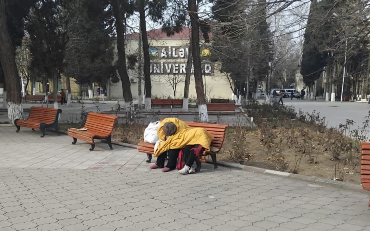 tovuzda-kucede-yasayan-ana-ve-oglu-ile-bagli