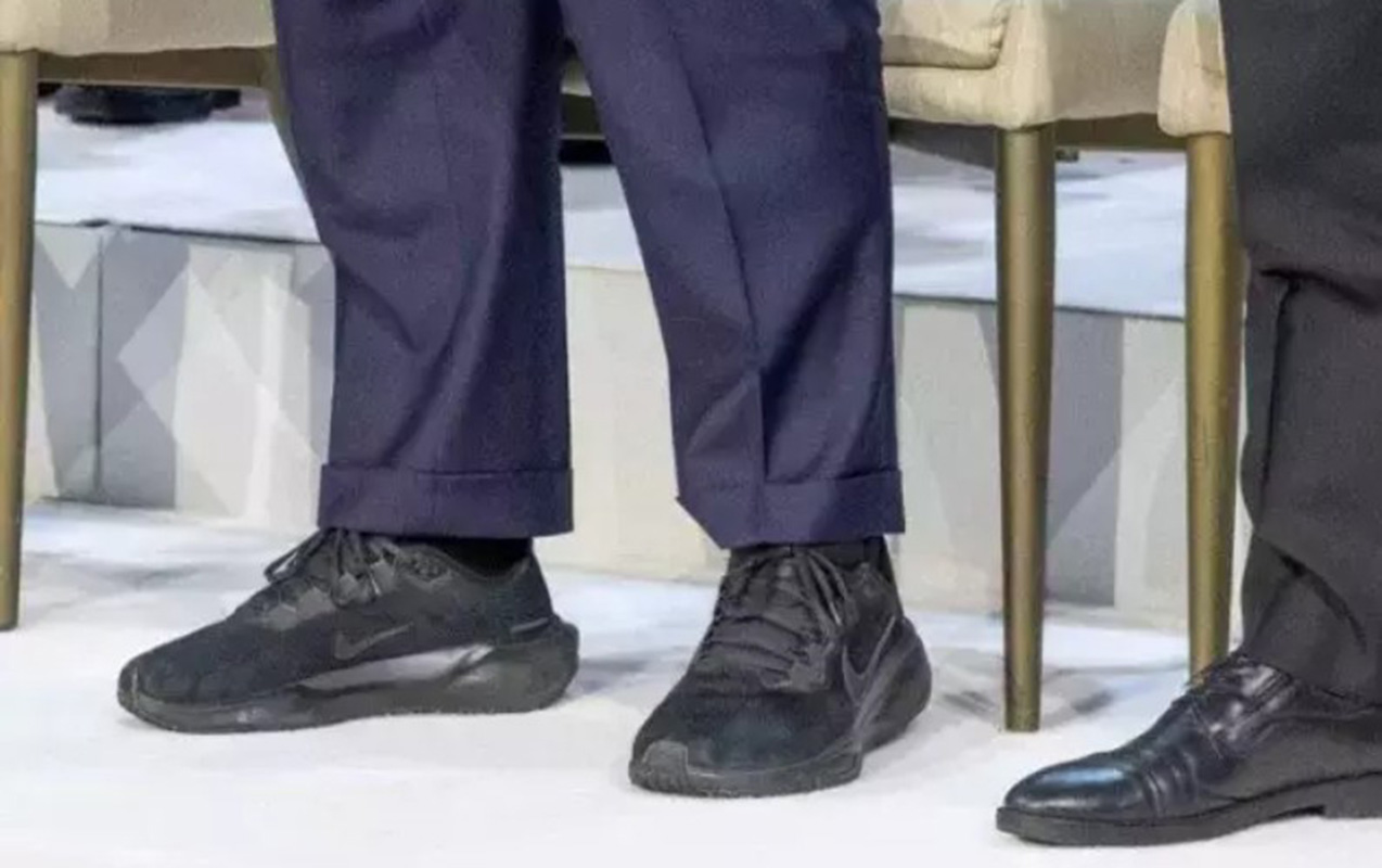 ayaqqabilari-gundem-oldu