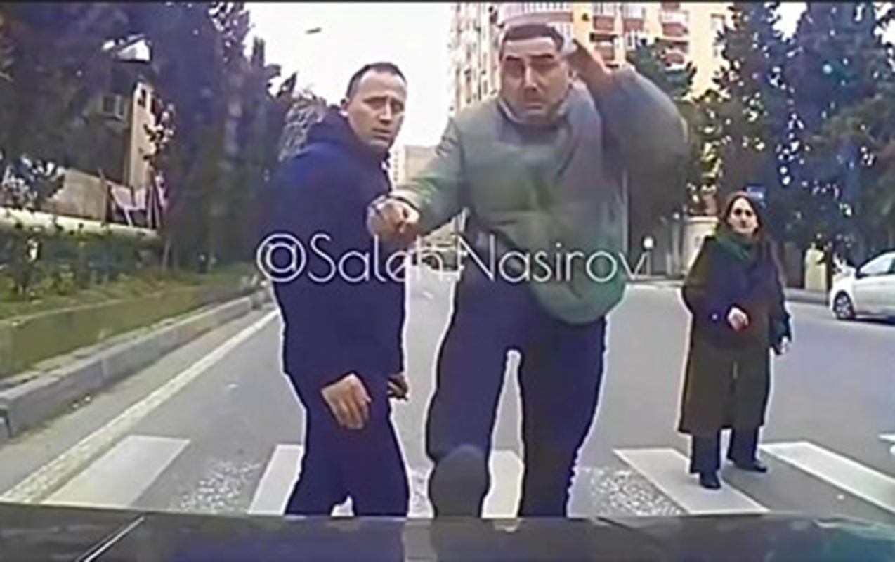 piyada-kecidinde-masinin-ustune-tullandi