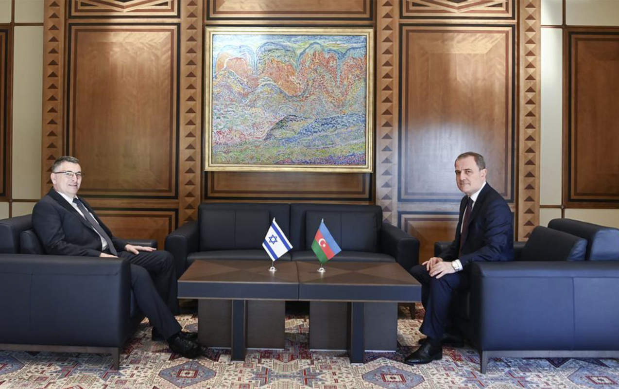 bayramov-israilli-hemkari-ile-gorusdu