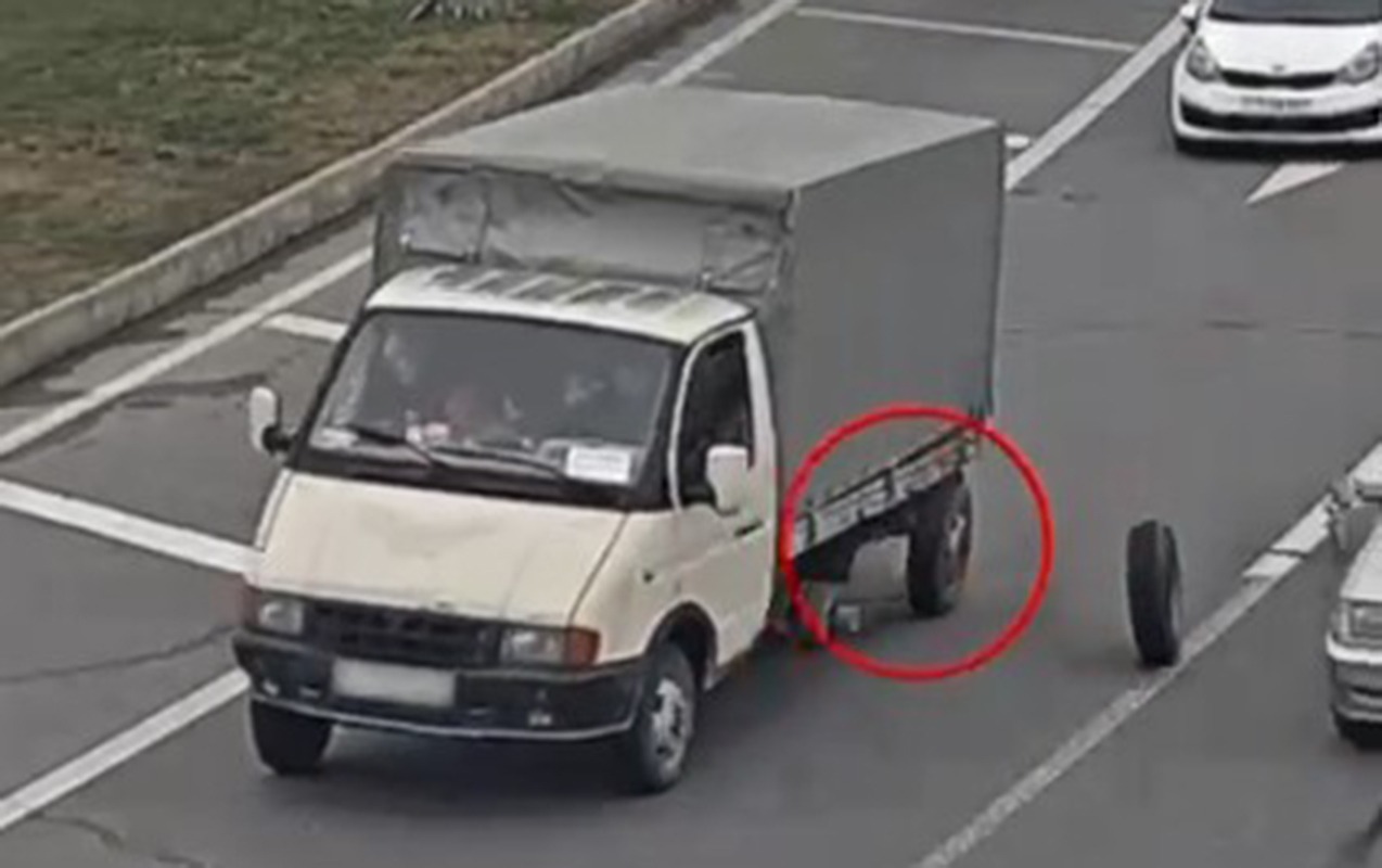 prospektde-hereket-eden-yuk-avtomobilinin-tekerleri-yerinden-cixdi