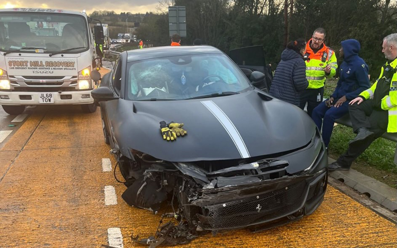 tottenhemin-futbolculari-ferrari-ile-qezaya-dusdu