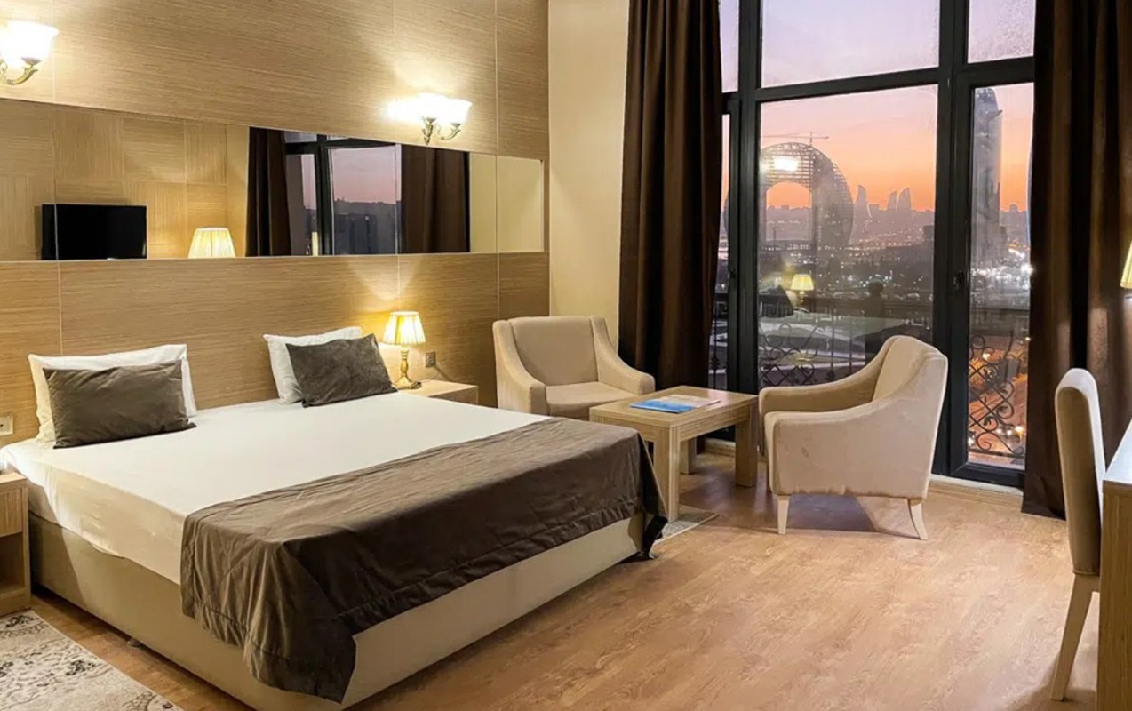 tarqovidaki-hotelde-qonagin-meyiti-tapildi