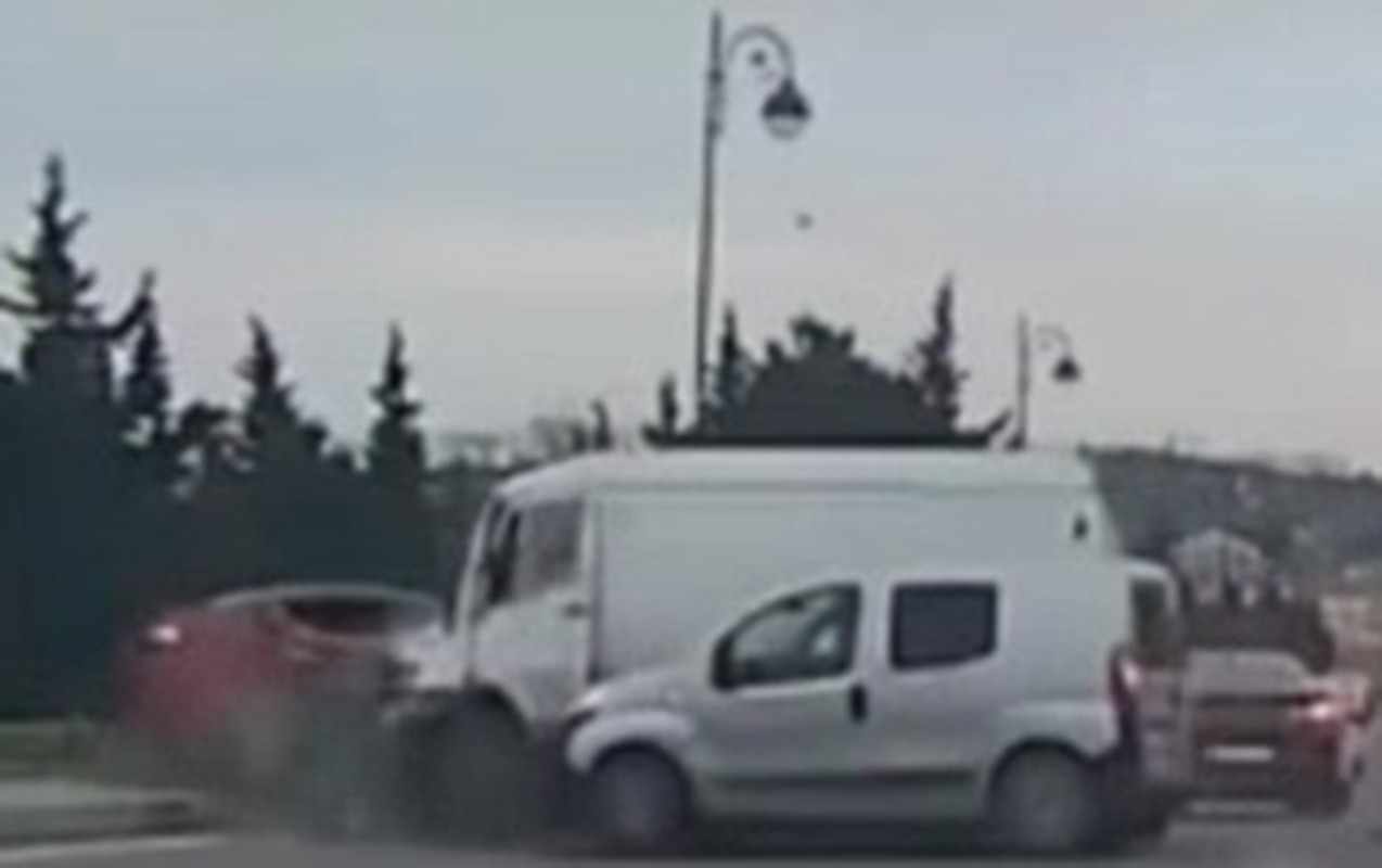 bakida-yuk-masini-zencirvari-qeza-toretdi