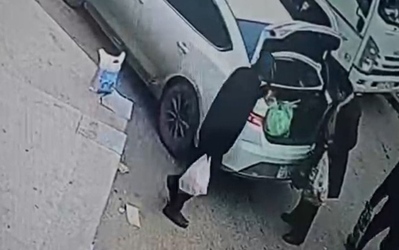 marketde-komek-etdiyi-qadinin-pul-kisesini-bele-ogurladi