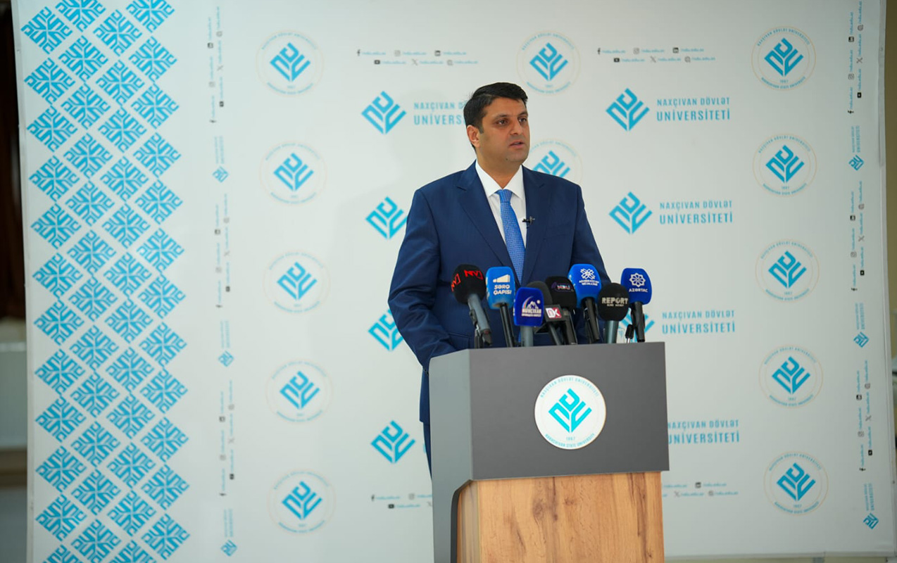 ndu-nun-rektoru-media-numayendeleri-ucun-brifinq-kecirib