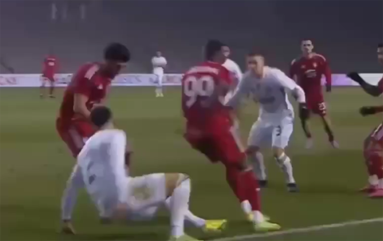 qarabagin-oyuncusuna-sert-oynadi-hakim-qirmizi-vermedi